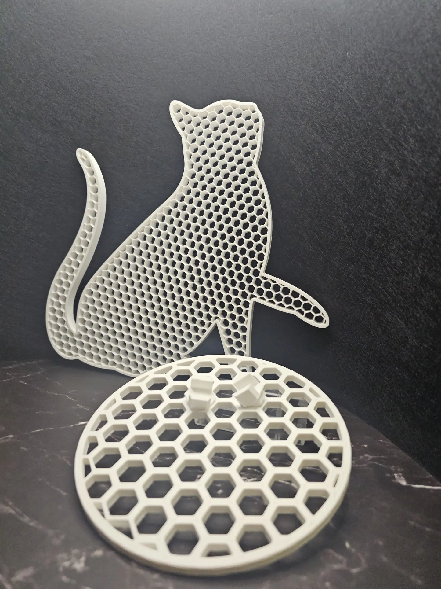 Kot 3D XL łapa w górze z podstawą - nowoczesna dekoracja loft i minimalizm
